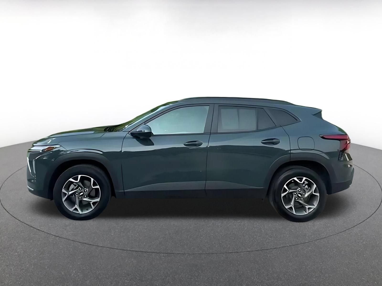 Used 2025 Chevrolet Trax LT w/ LT Convenience Package FWD image 9