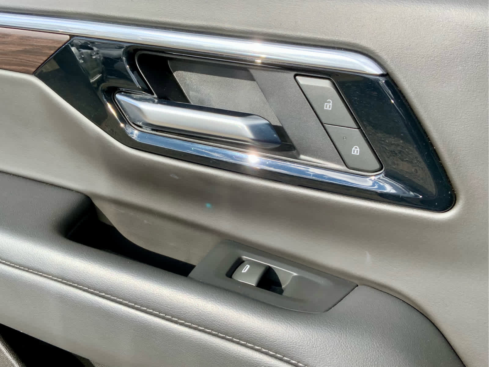 Used 2025 Chevrolet Suburban Z71 AWD/4WD image 50