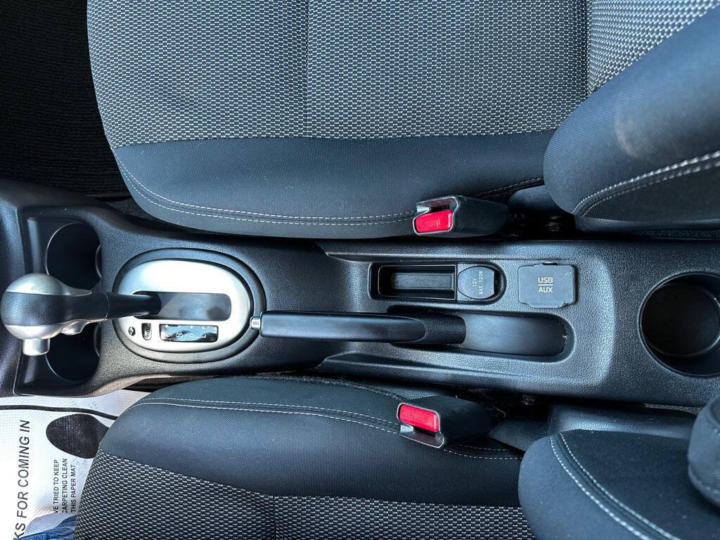 Used 2015 Nissan Versa SV FWD image 16