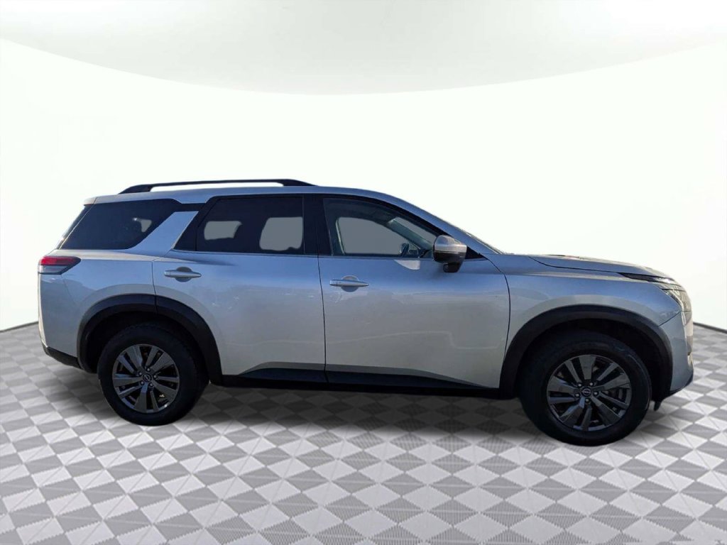 Used 2024 Nissan Pathfinder SV FWD image 2