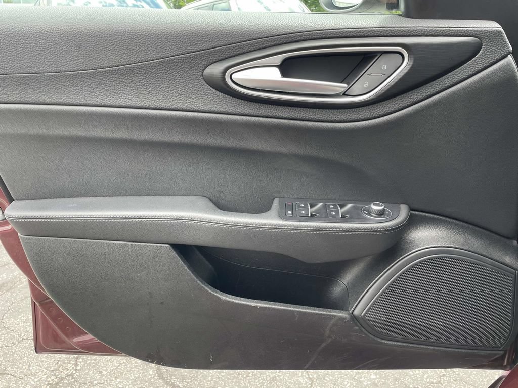 Used 2017 Alfa Romeo Giulia AWD image 31