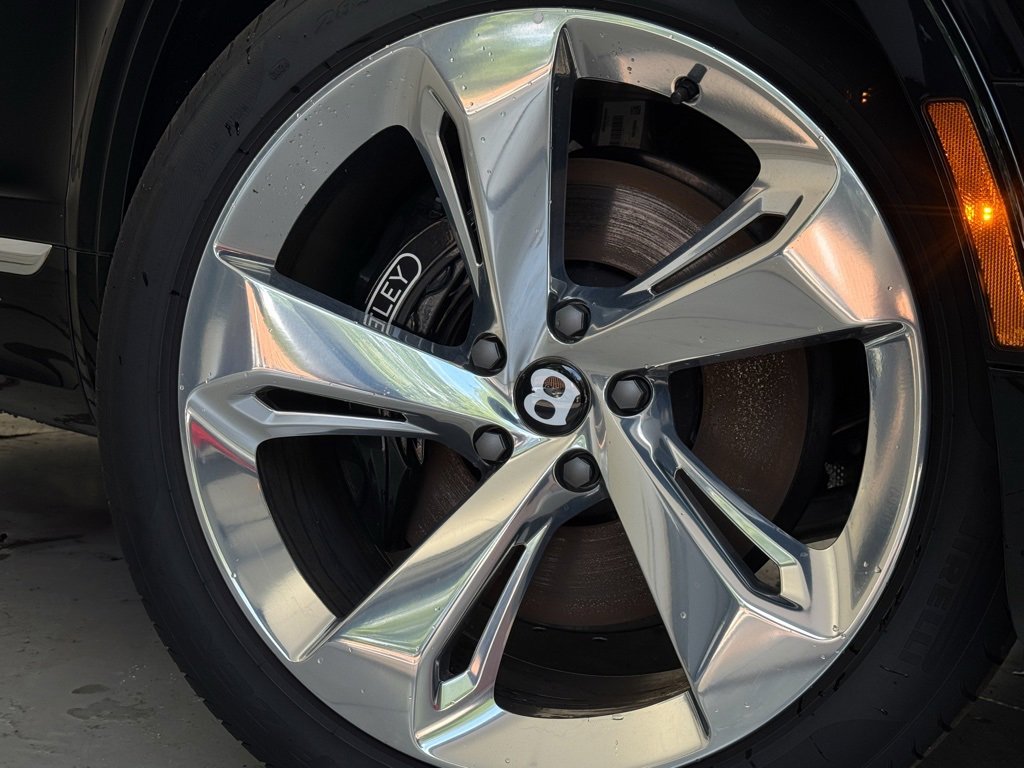 New 2024 Bentley Bentayga Plug-In Hybrid image 9