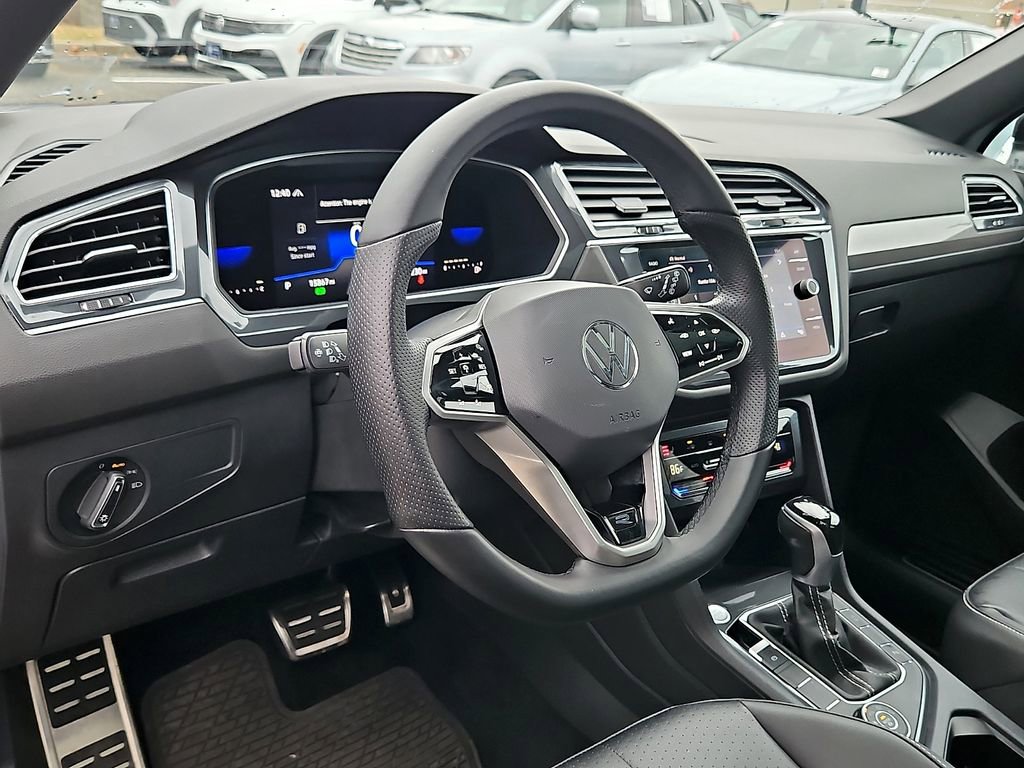 Certified 2022 Volkswagen Tiguan SE R-Line image 29