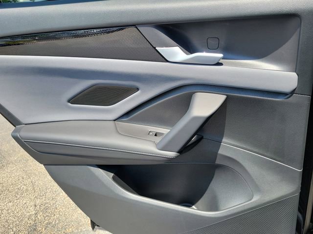 Used 2025 Volkswagen Tiguan SE w/ Panoramic Sunroof Package image 14