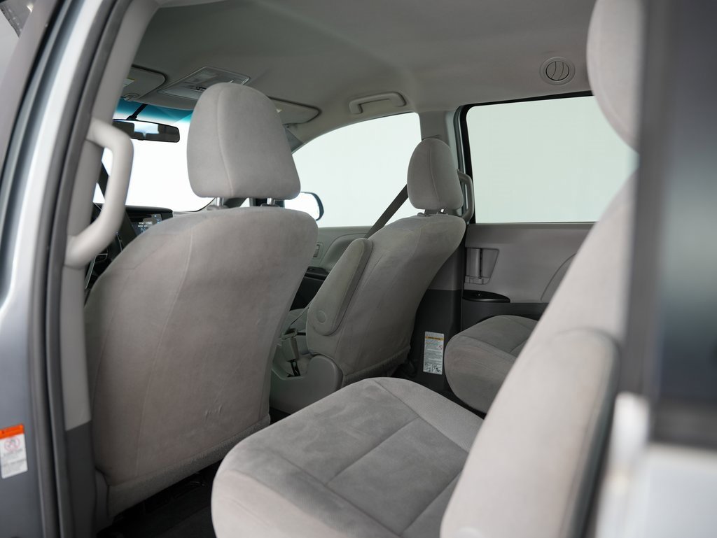 Used 2015 Toyota Sienna L image 36