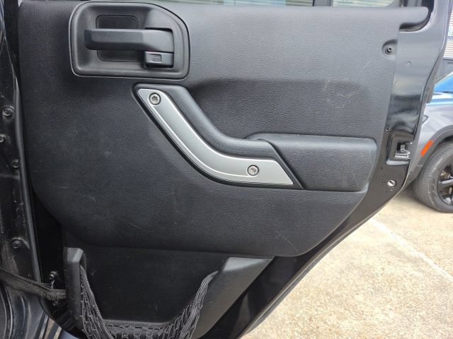 Used 2014 Jeep Wrangler Unlimited Rubicon w/ Connectivity Group AWD/4WD image 19