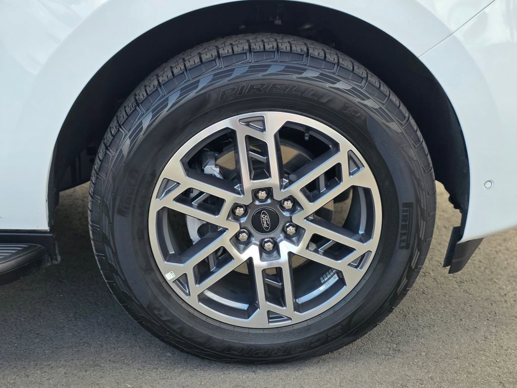 Used 2025 Ford Expedition Active AWD/4WD image 8