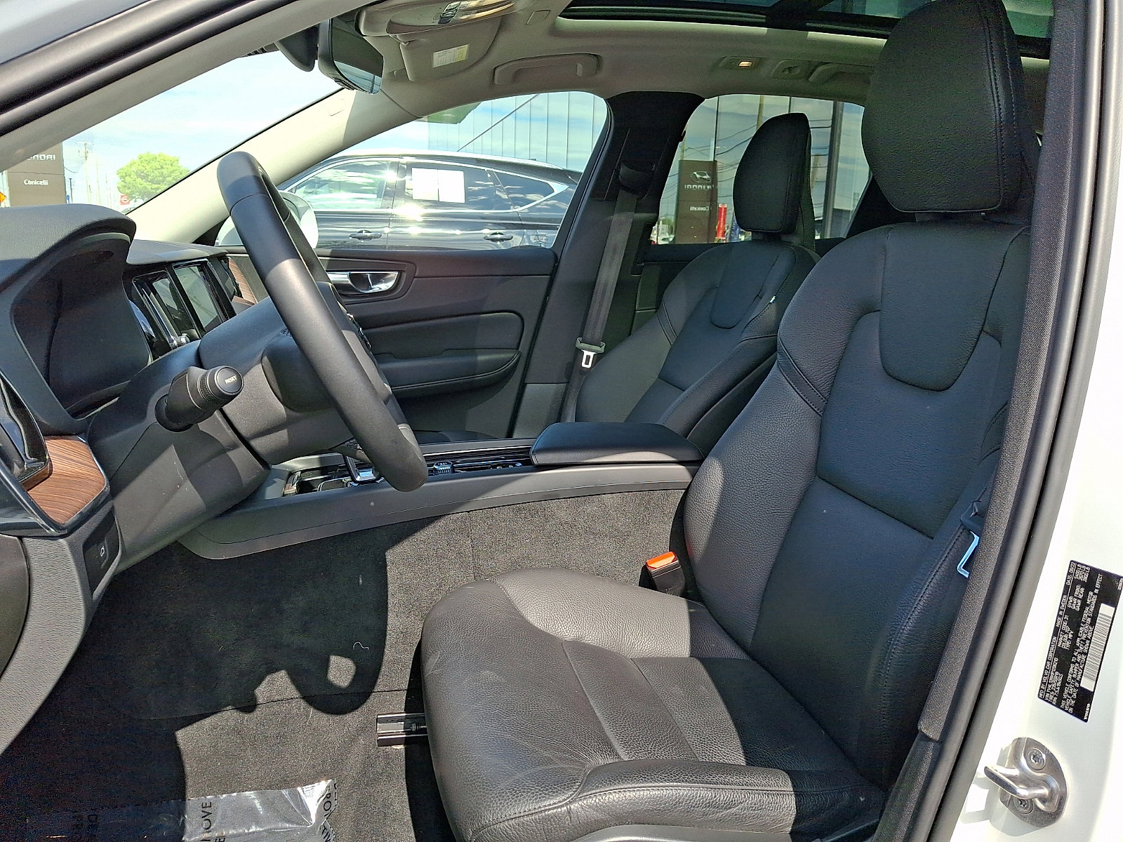 Used 2023 Volvo XC60 B5 Plus AWD/4WD image 13