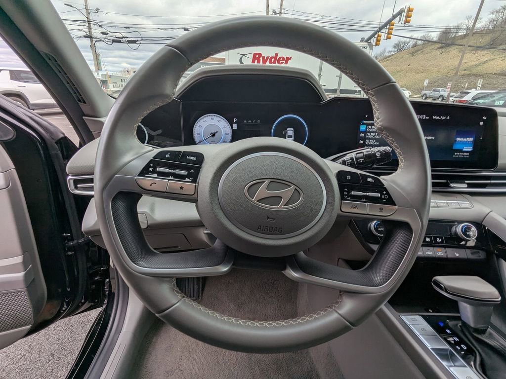 Used 2025 Hyundai Elantra SEL image 16