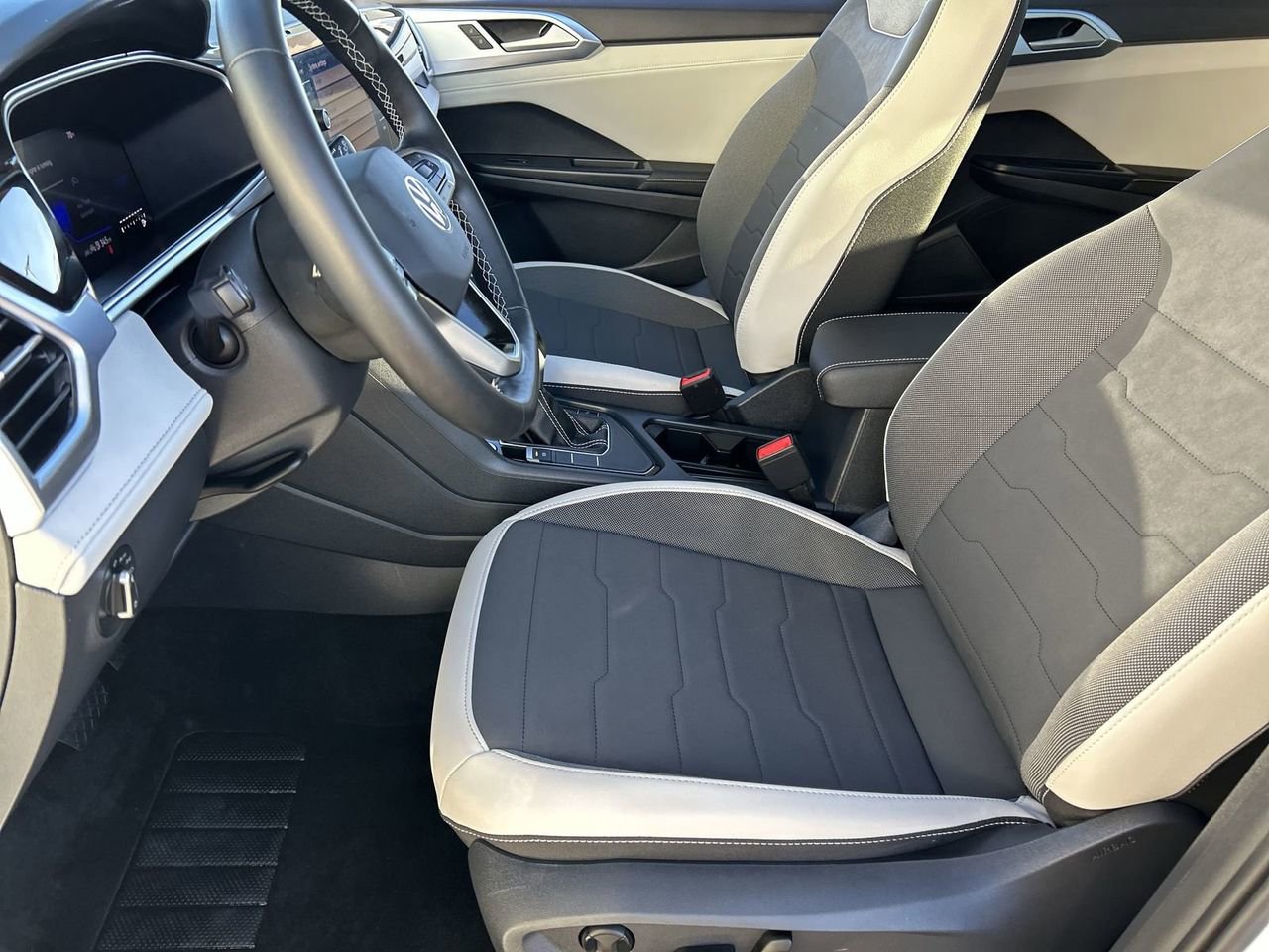 Certified 2025 Volkswagen Taos SE image 16