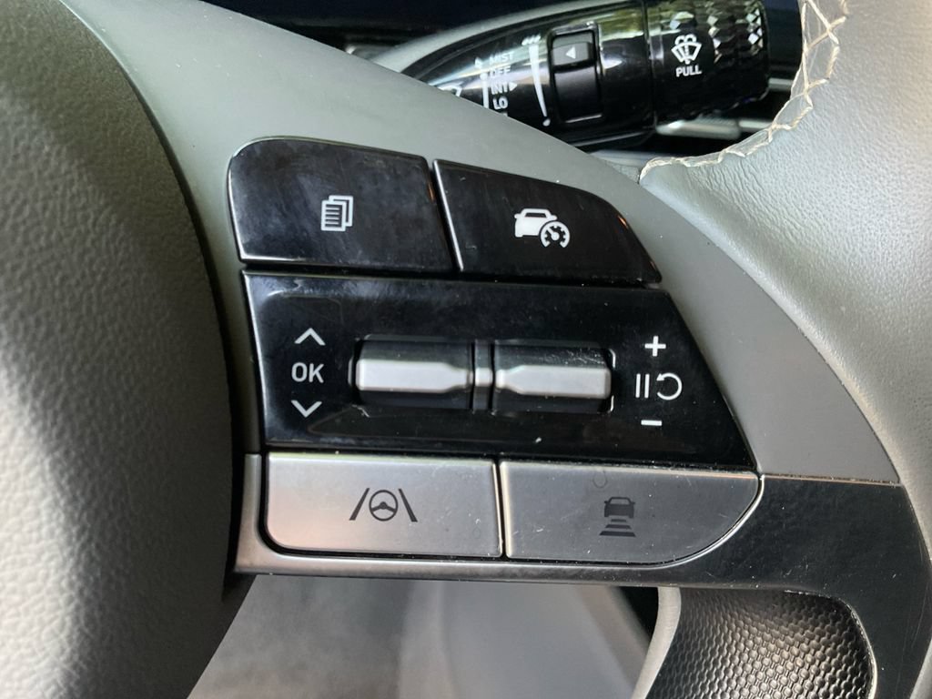 Used 2025 Hyundai Elantra SEL FWD image 36