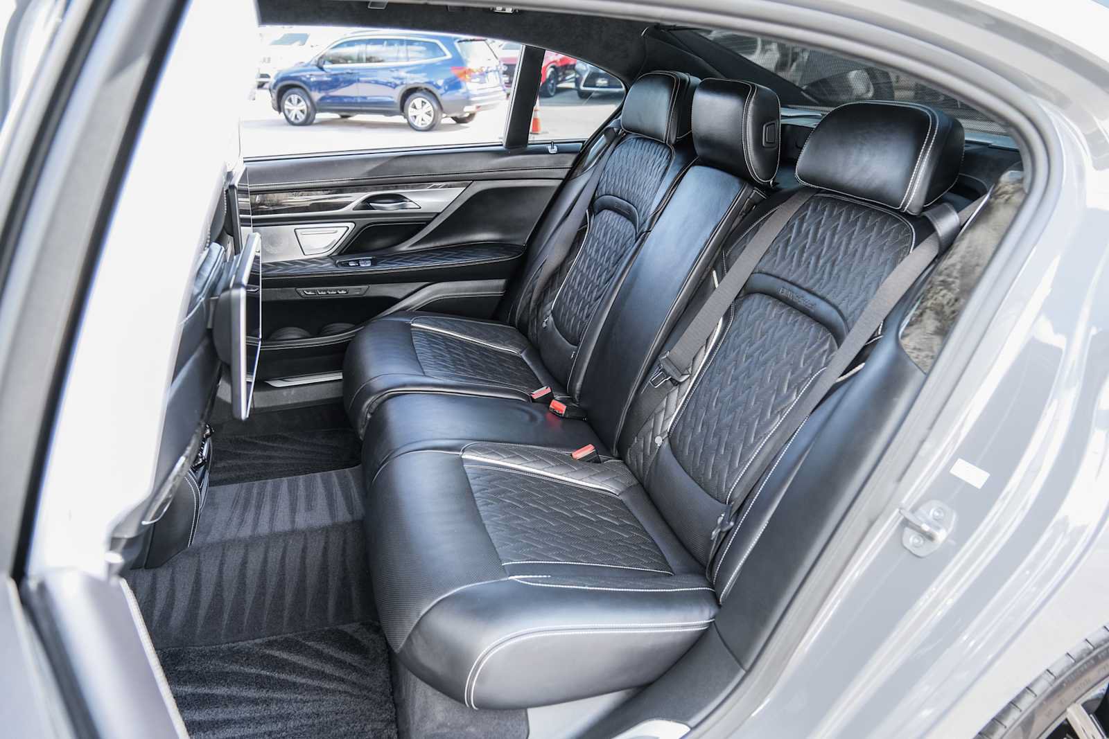 Used 2022 BMW M760i xDrive w/ Luxury Rear Seating Package AWD/4WD image 30