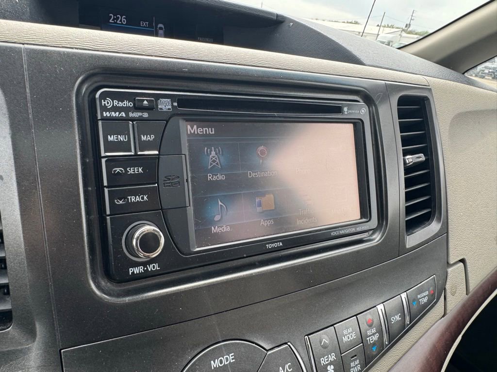 Used 2014 Toyota Sienna XLE FWD image 2