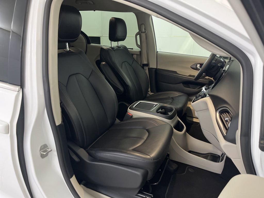 Used 2024 Chrysler Pacifica Touring-L image 23
