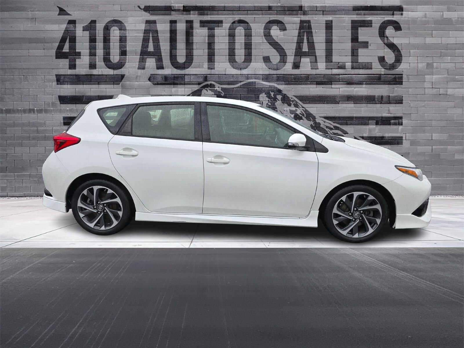 Used 2017 Toyota Corolla iM image 2