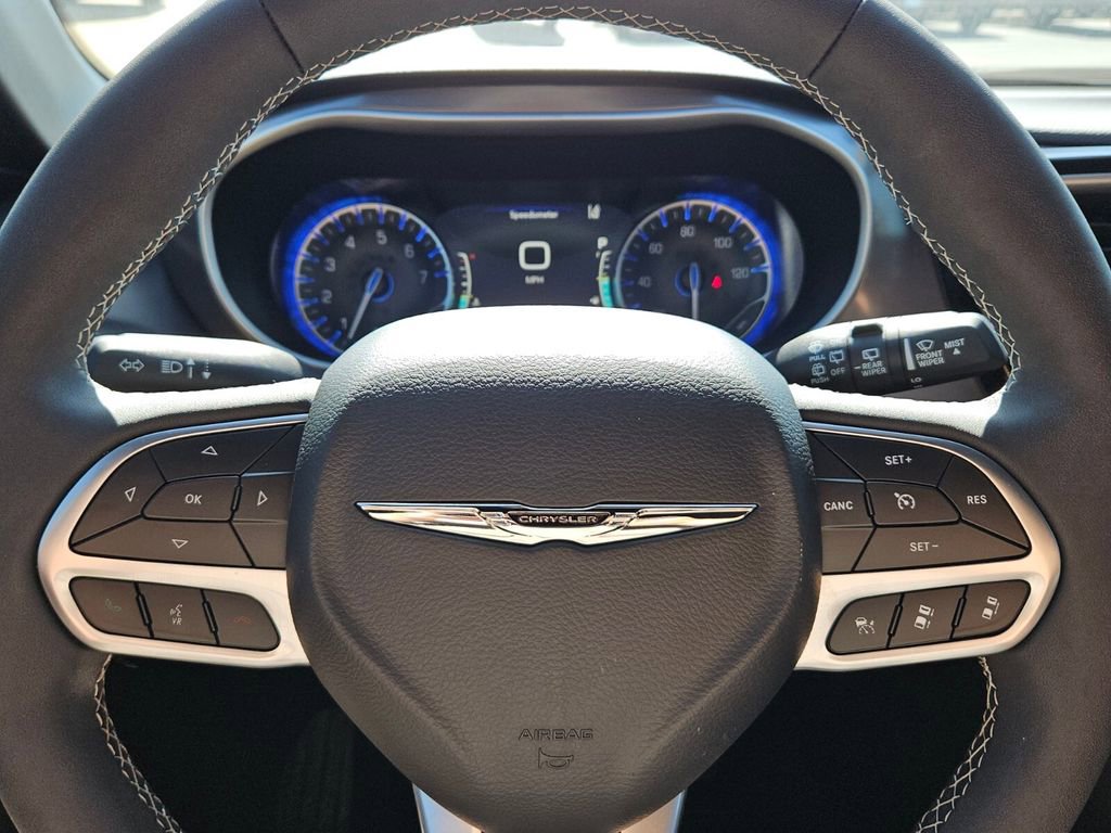 Used 2025 Chrysler Voyager LX image 21