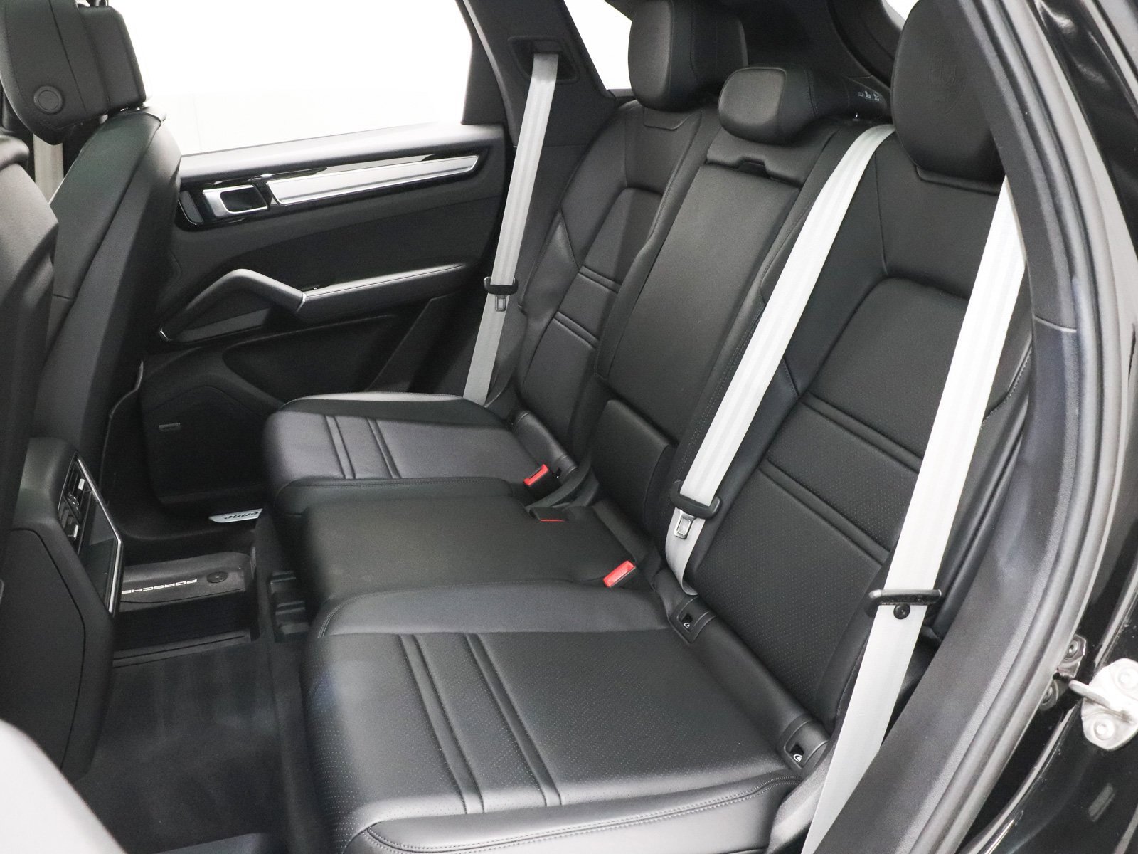 Used 2023 Porsche Cayenne Platinum Edition image 28