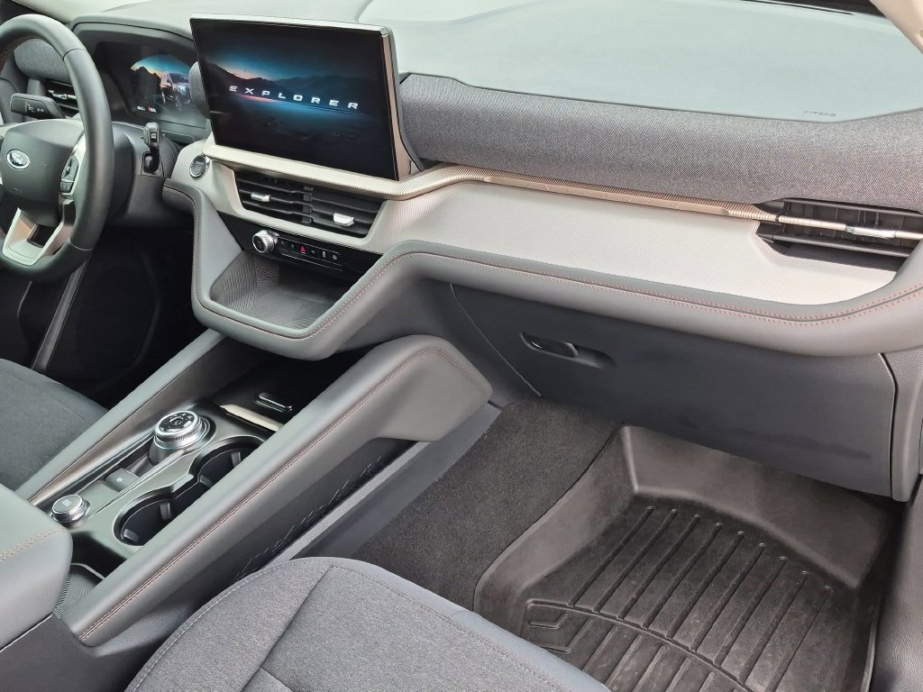 Used 2025 Ford Explorer Active AWD/4WD image 24