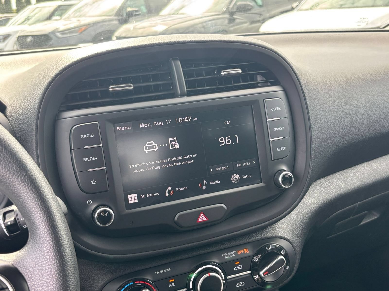 Used 2025 Kia Soul LX w/ LX Technology Package FWD image 16