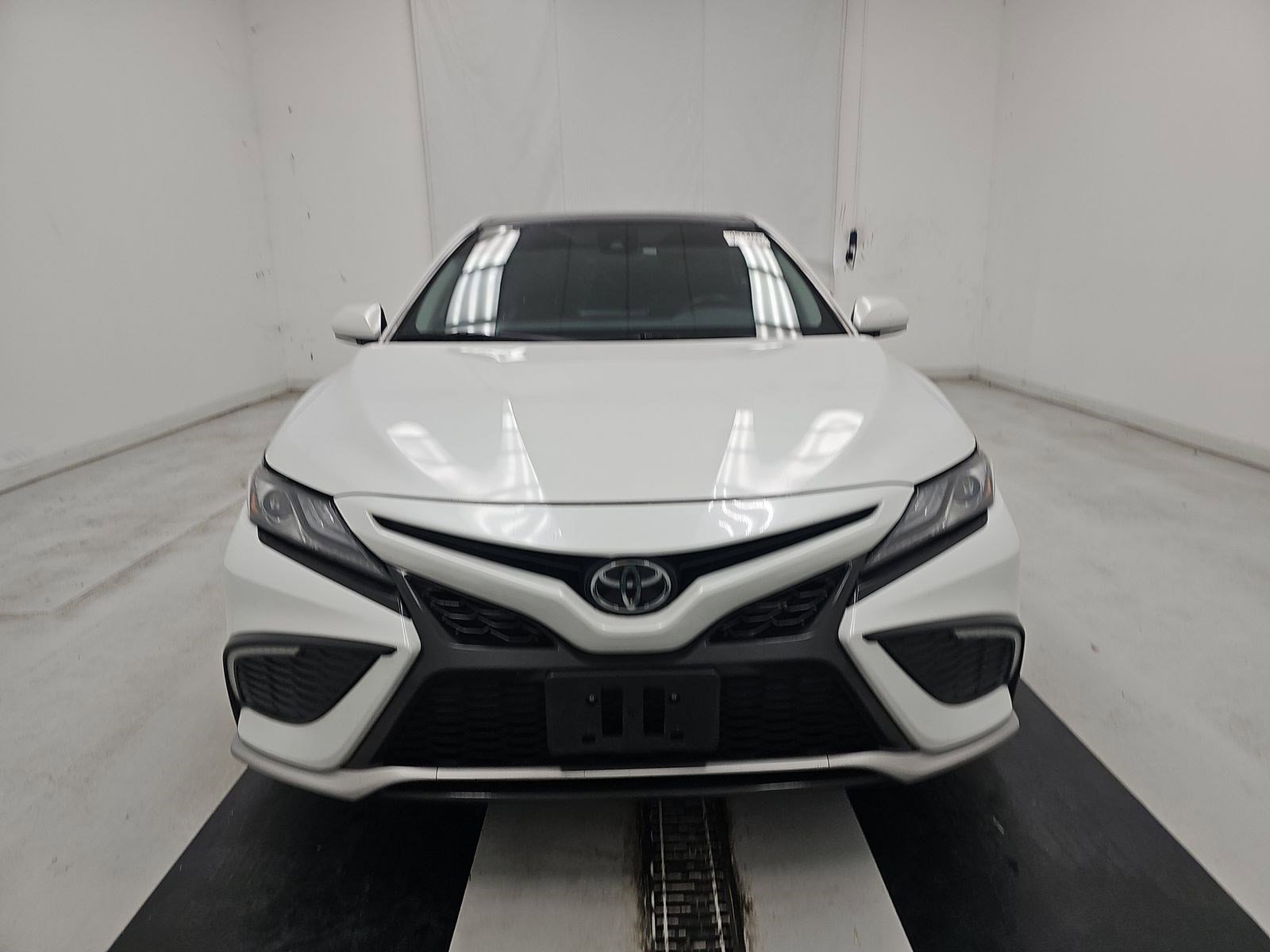 Used 2021 Toyota Camry XSE image 2