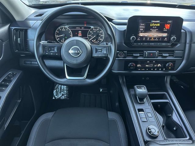 Used 2024 Nissan Pathfinder S image 17