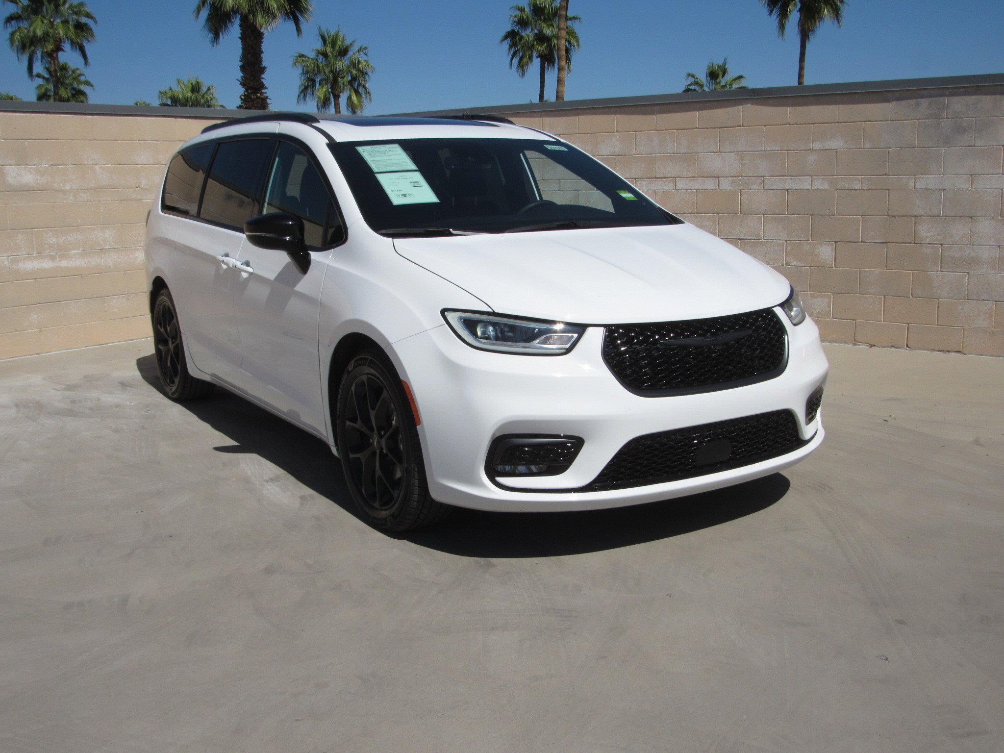 Used 2025 Chrysler Pacifica Limited image 2