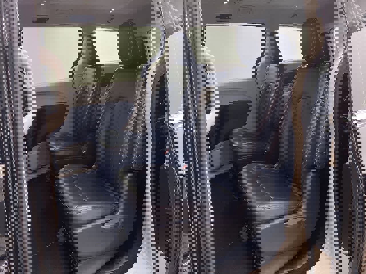 Used 2024 Chrysler Pacifica Select image 17