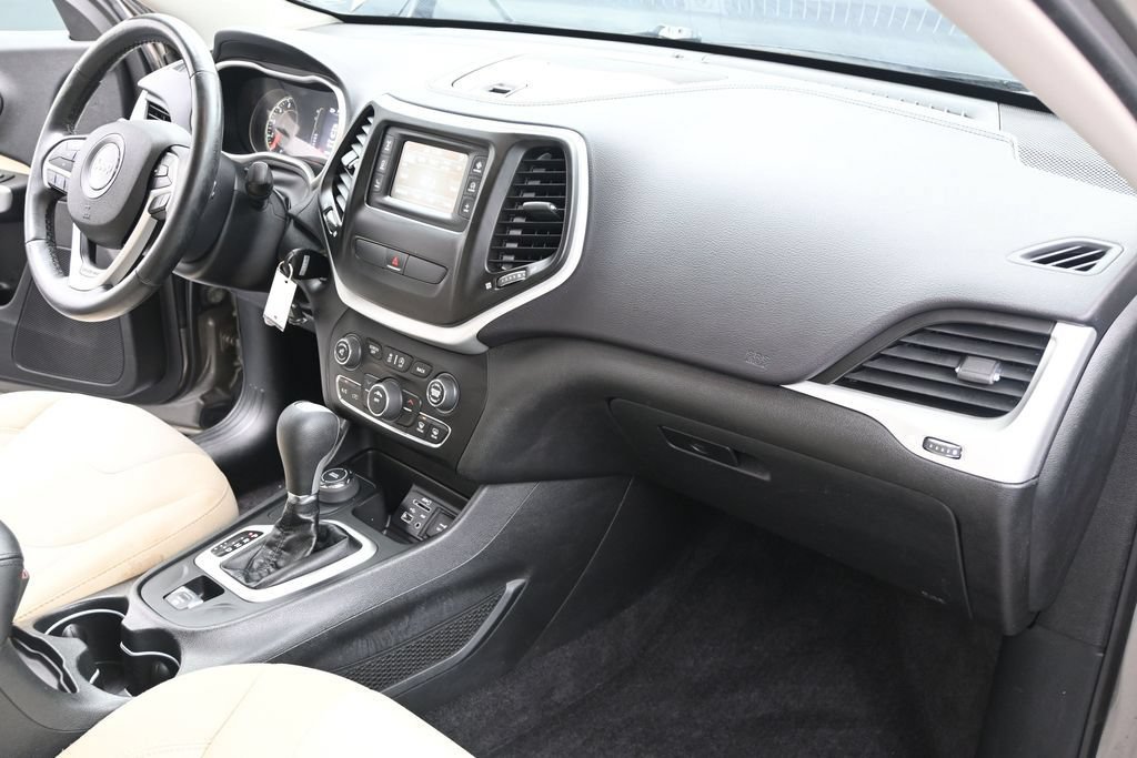 Used 2018 Jeep Cherokee Latitude w/ Cold Weather Group AWD/4WD image 26