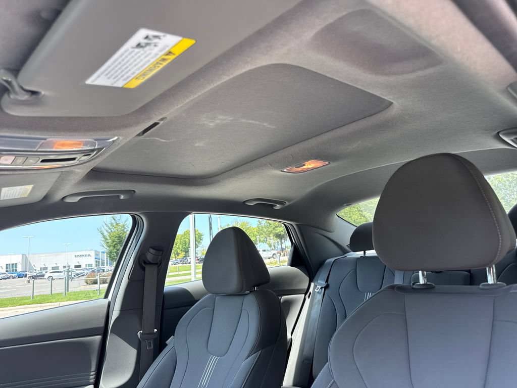 Used 2025 Hyundai Elantra SEL FWD image 31