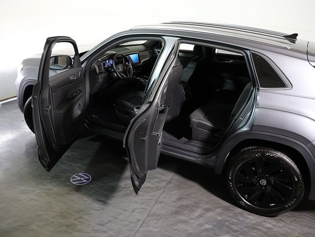 Used 2025 Volkswagen Atlas Cross Sport SE AWD/4WD image 5