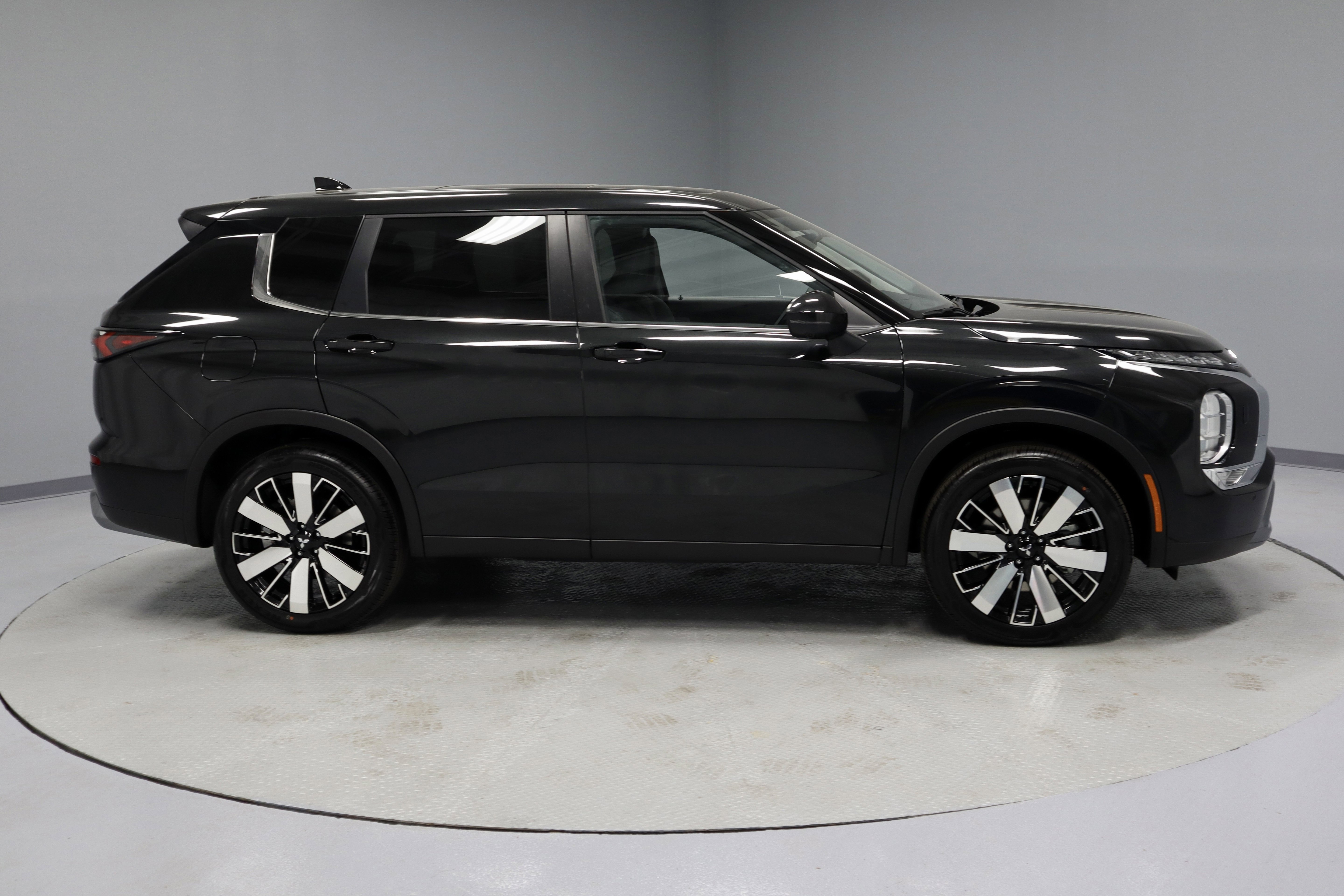 New 2025 Mitsubishi Outlander SE image 3