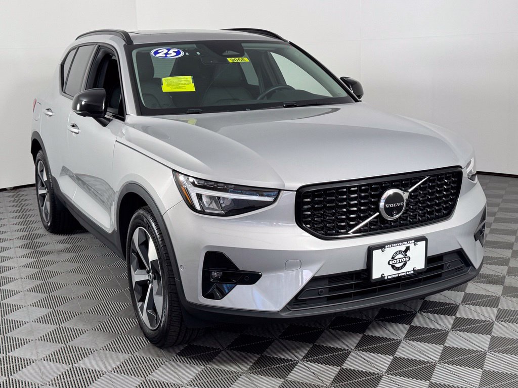 Certified 2025 Volvo XC40 B5 Plus AWD/4WD image 3