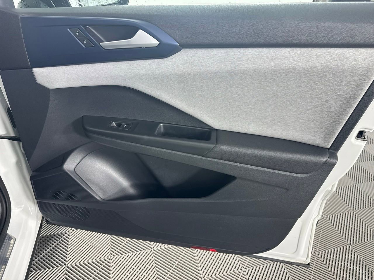 Used 2023 Volkswagen Taos SE image 29