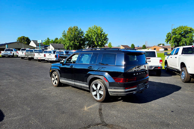 Used 2025 Hyundai Santa Fe Limited AWD/4WD image 5
