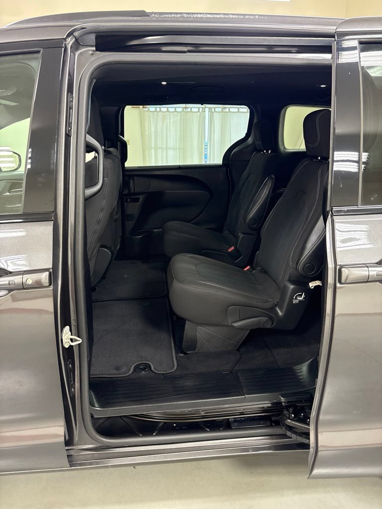 Used 2021 Chrysler Pacifica Touring w/ S Appearance Package FWD image 21
