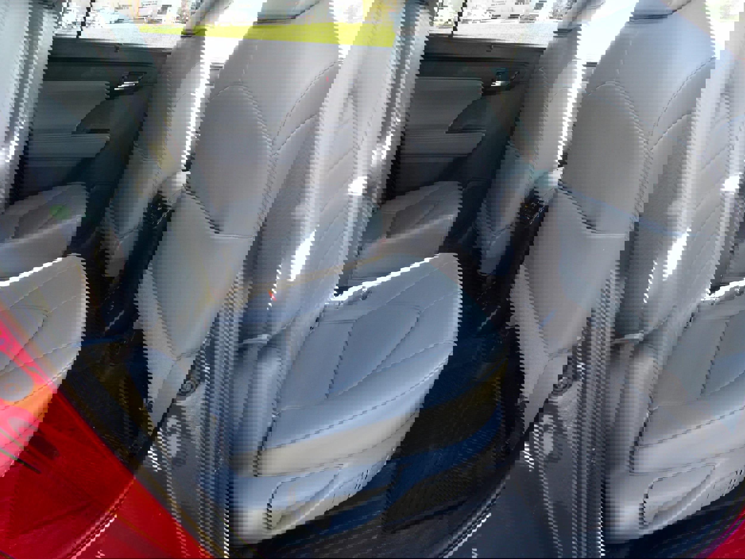 Used 2023 Toyota Highlander XLE AWD/4WD image 12