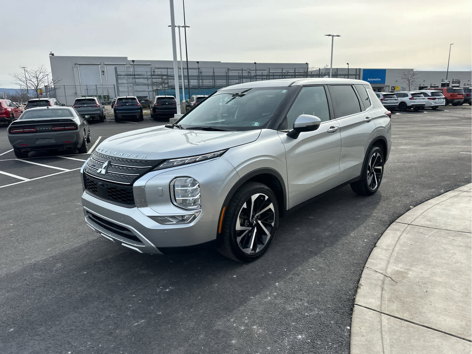 Used 2024 Mitsubishi Outlander SE image 4