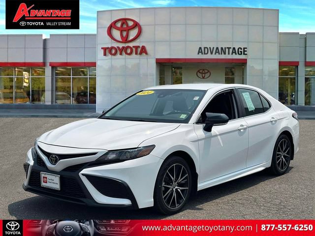 Used 2024 Toyota Camry SE w/ Cold Weather Package FWD image 4