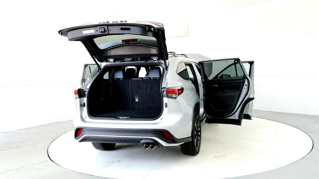 Used 2023 Toyota Highlander XSE AWD/4WD image 11