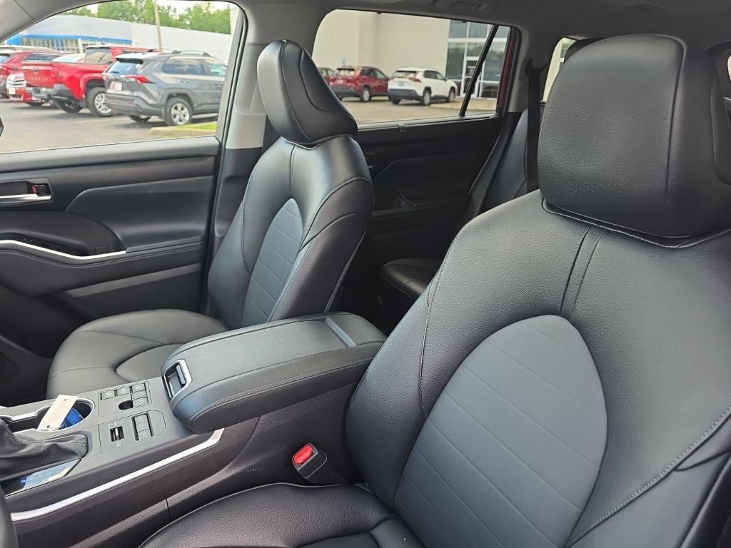 Certified 2025 Toyota Highlander XLE AWD/4WD image 11