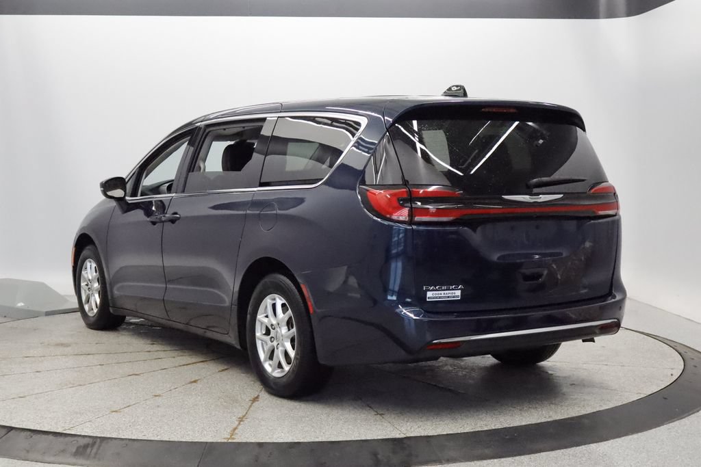 Certified 2023 Chrysler Pacifica Touring-L FWD image 3