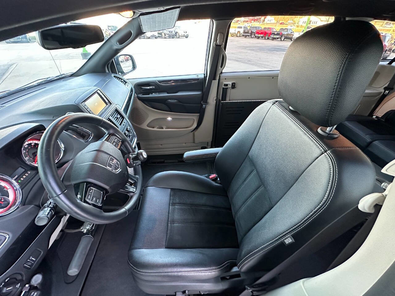 Used 2018 Dodge Grand Caravan SXT image 14