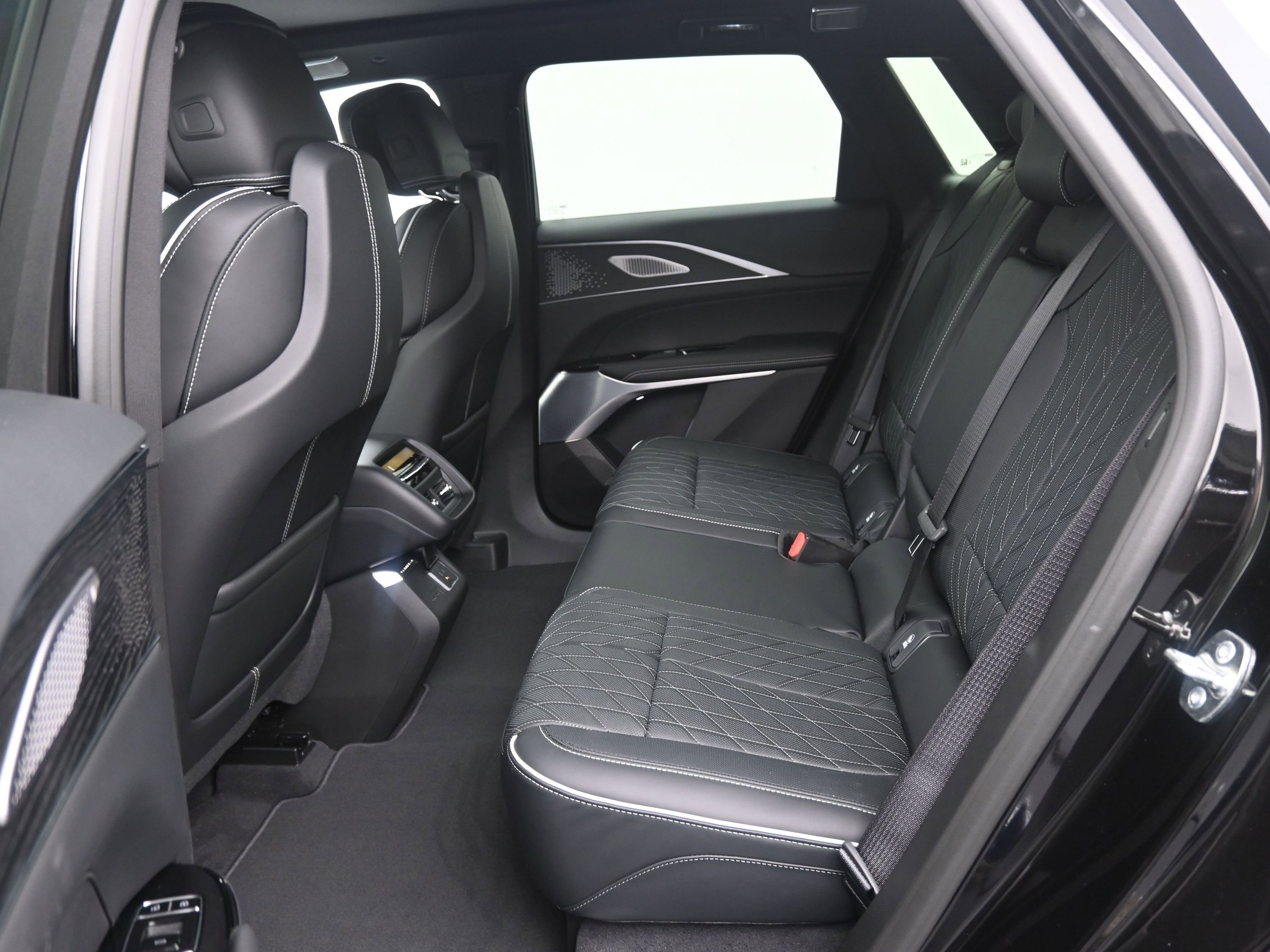 New 2026 Cadillac Lyriq V AWD/4WD image 9