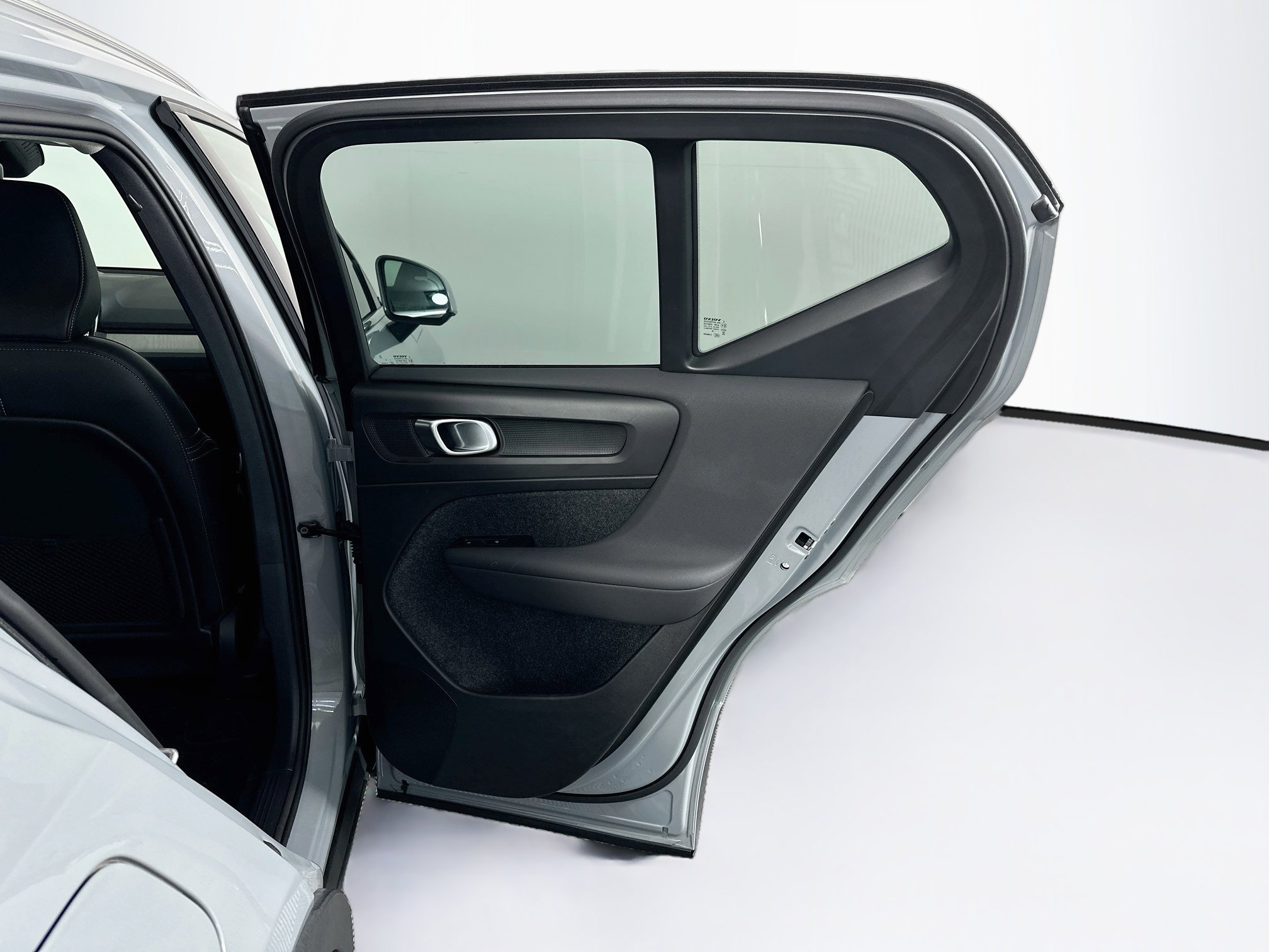 Used 2025 Volvo XC40 B5 Plus AWD/4WD image 33