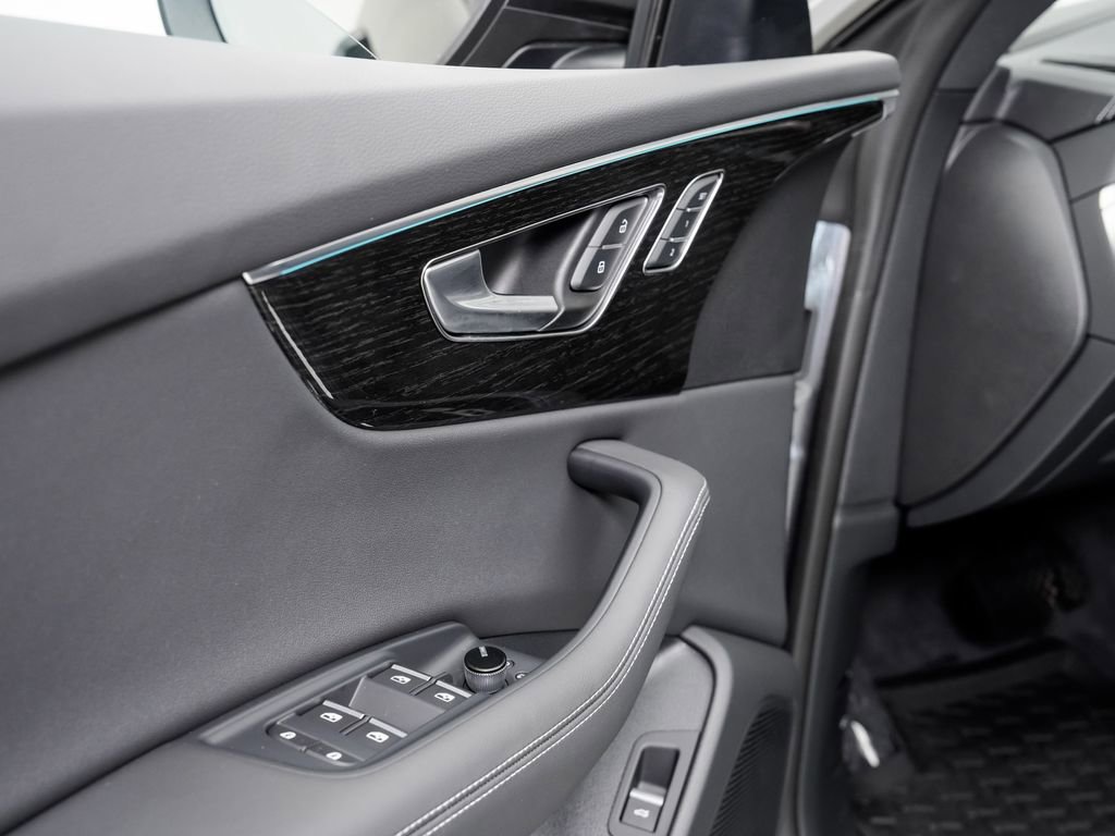 Certified 2025 Audi Q8 Prestige AWD/4WD image 9