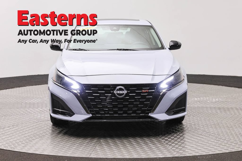 Used 2025 Nissan Altima 2.5 SR w/ SR Premium Package FWD image 3