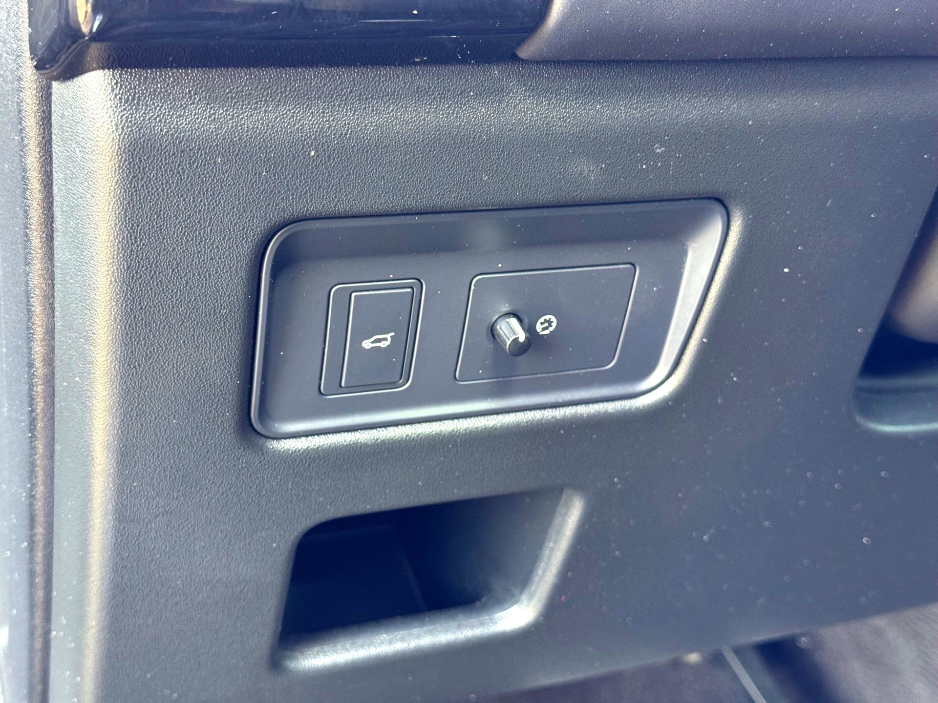 Used 2018 Land Rover Discovery HSE image 17