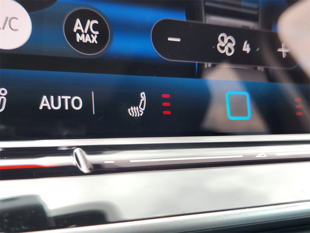 New 2025 Volkswagen Tiguan SE image 12