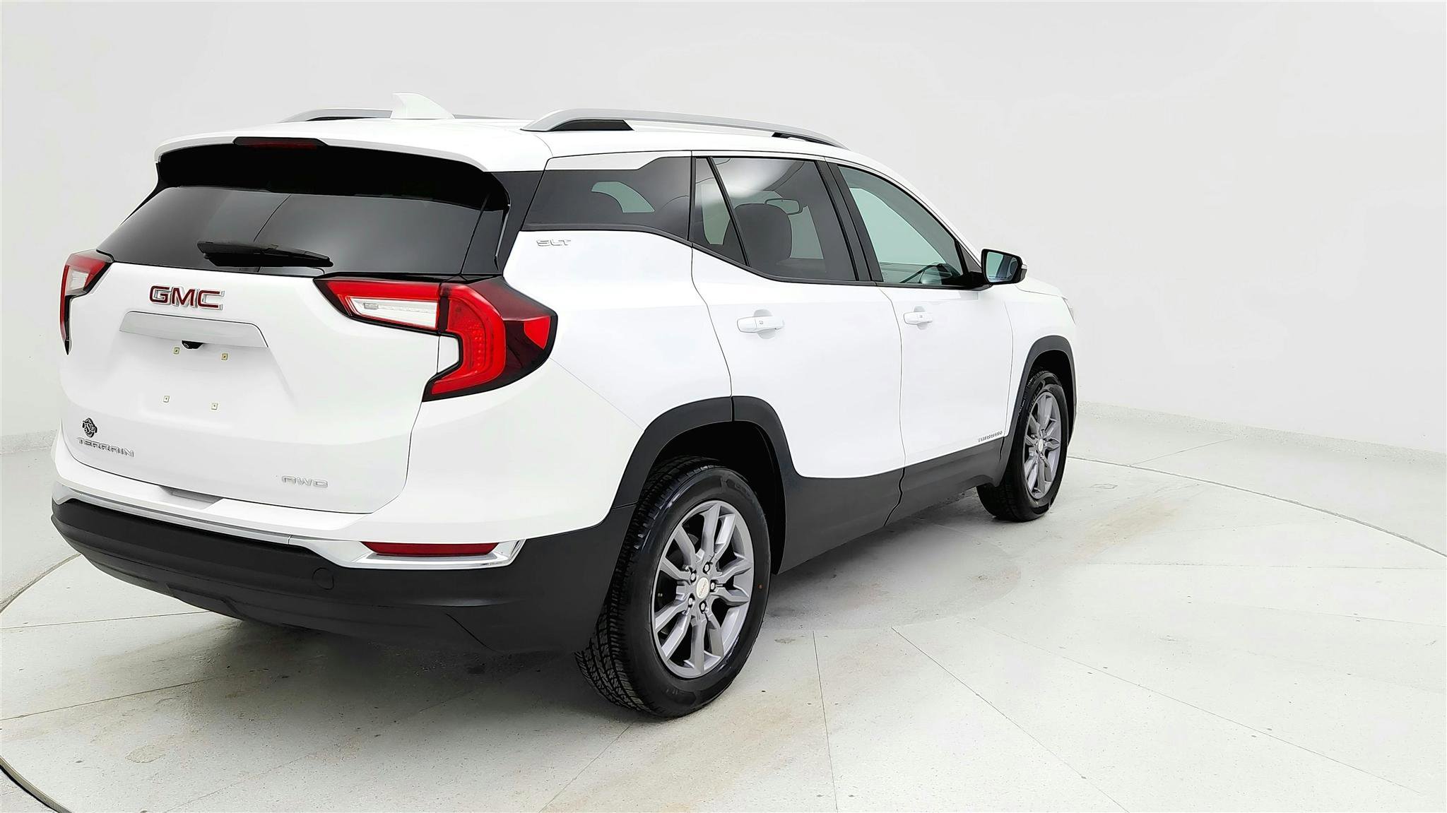 Used 2024 GMC Terrain SLT image 4