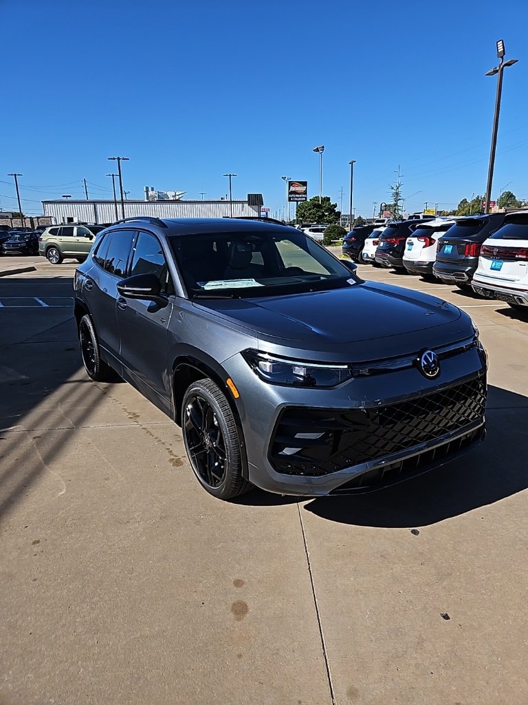 New 2026 Volkswagen Tiguan SE R-Line image 3